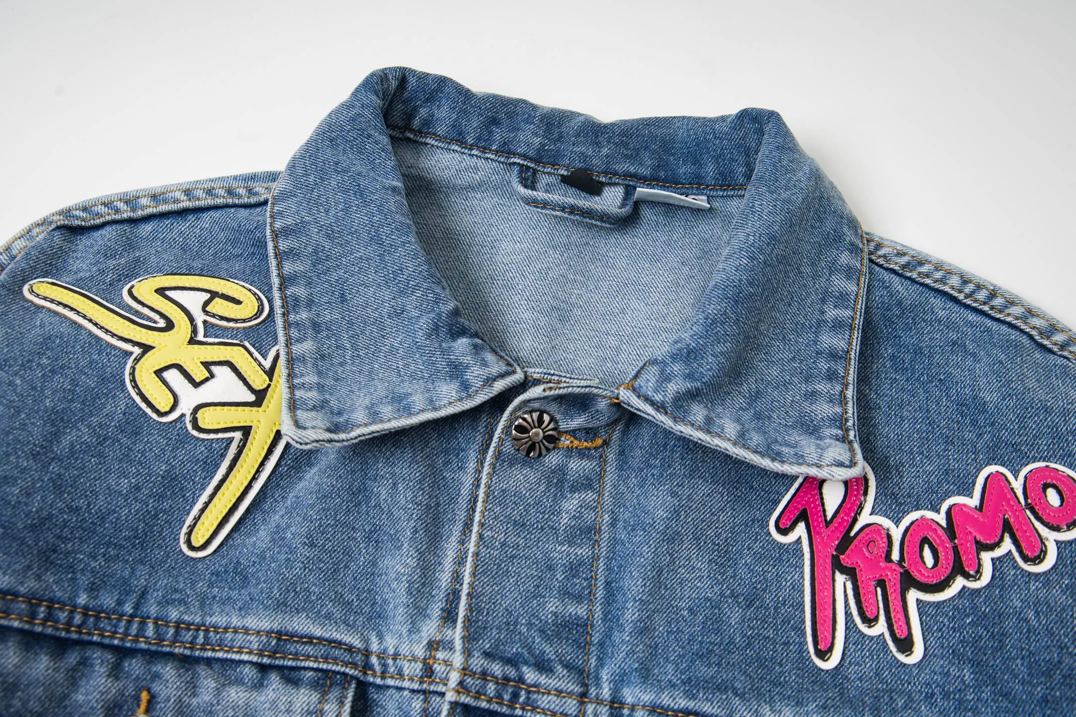 P320 ChromeHearts/Cro Hearts Cartoon Letter Chapter Cross Patchwork Leather Denim Jacket If you are obsessed with ChromeHearts, you can check it out. The same style for celebrities. Chrome Hearts is a very representative shirt jacket. The upper body of both men and women is really amazing, and it is the same style as Yu Shuxin and Angelababy! Recommended loose style for girls, super sweet! As soon as you go out, you will turn heads‼ ️This jacket really closes your eyes. Style number: 1857# (same style pants are available) Color: light blue Size: S M L XL
